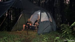 Отдых в палатке под сильным дождем
