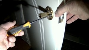 Разбираем дверную ручку- защёлку (шар) межкомнатной двери. Guru from the USSR.