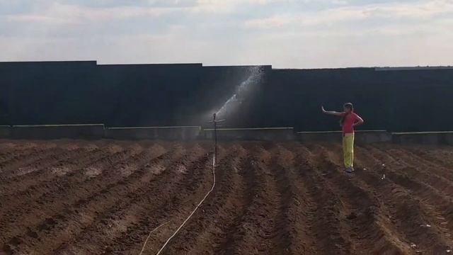 Девочка и распылитель Чёрно-белое видео смотреть онлайн