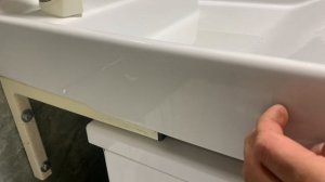 Крупный формат плитки в маленькой ванной комнате, смотрится очень красиво