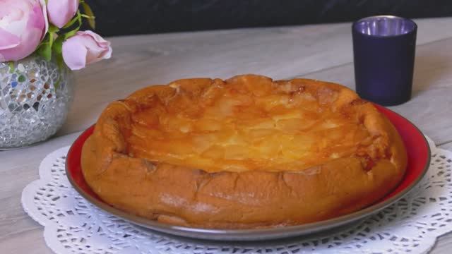 Яблочно-йогуртовый пирог – нежность в каждом кусочке 🍏✨ смотреть онлайн