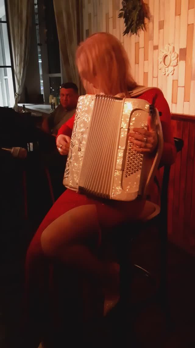 Он придет, он будет добрый, ласковый,
Ветер перемен....