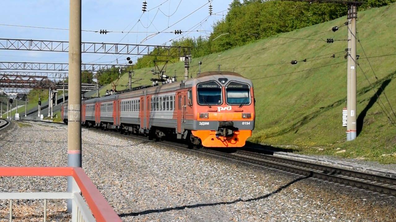 Электропоезд ЭД9М-0154. Отправление.