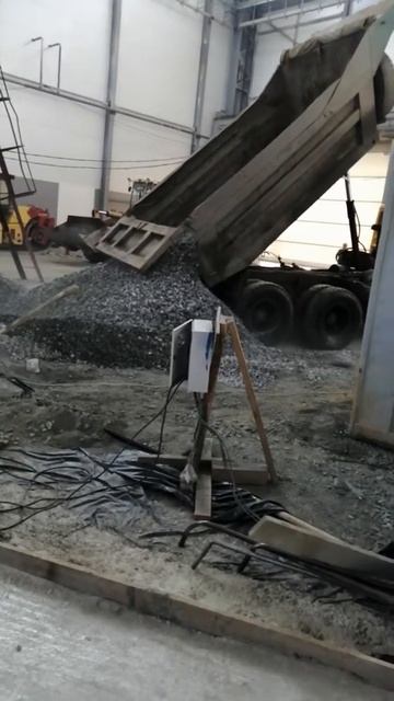 Разгрузка щебня КАМАЗ смотреть онлайн