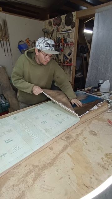 Использую линолеум для заливки эпоксидной смолы