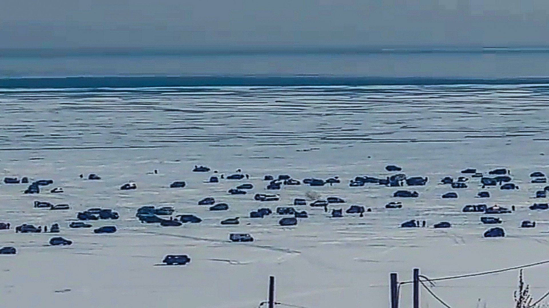 Рыбаки спасаются на машинах ломает лёд Магадан смотреть онлайн