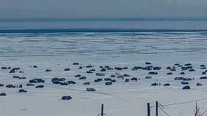 Рыбаки спасаются на машинах ломает лёд Магадан