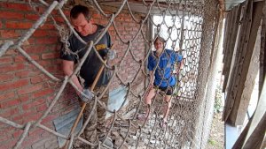 Начали ремонт вольера Тумана. На ужин - шашлычок. Кормим НУТРИЙ. 30.03.25