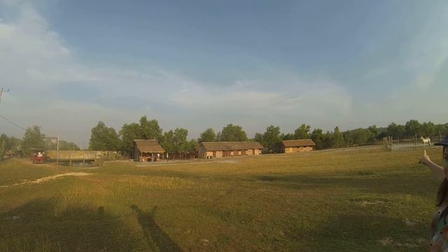Приехали на конюшню смотреть онлайн