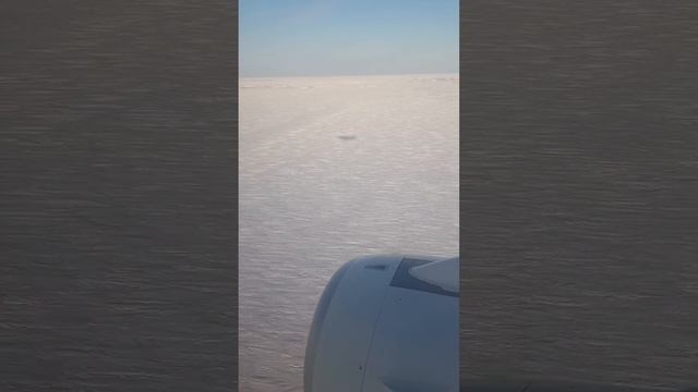 Поймал тень Суперджета при посадке в аэропорту Ямбурга (ЯНАО) смотреть онлайн