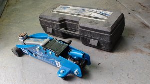 Обзор подкатного  домкрата   STELS 51132    на 2.5 тонны после года использования.