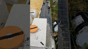 Поставить угловые блоки дома, первый ряд, выравниваем по диагонали.