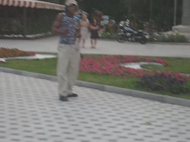 MVI_3828 Братишка танцует на ура-2007 как вчера,снято на фотик Canon ixus 50