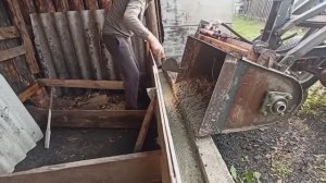 Мини погрузчик с самодельной бетономешалкой в деле - заливаем фундамент в углярке