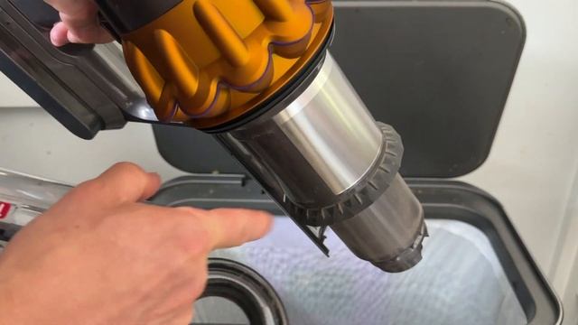 How To Remove and Replace The Bin On A Dyson V15 Submarine Vacuum смотреть онлайн