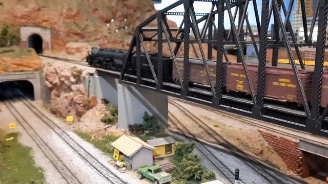 Union Pacific Big Boy No.4014 climbing up a steep grade over a bridge and through a tunnel смотреть онлайн