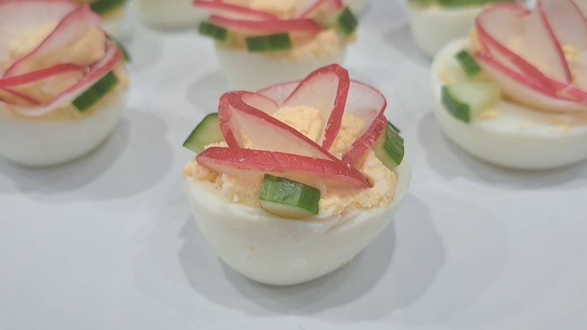 Праздничная закуска из яиц. Фаршированные яйца. смотреть онлайн