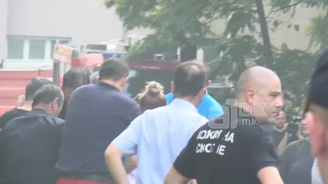Евакуирани 7 лица од опожарената зграда во Кисела Вода смотреть онлайн