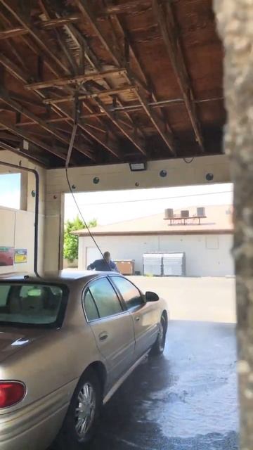 Приехали на мойку за 2$, попали между двумя красными машинами и загадали желание. смотреть онлайн