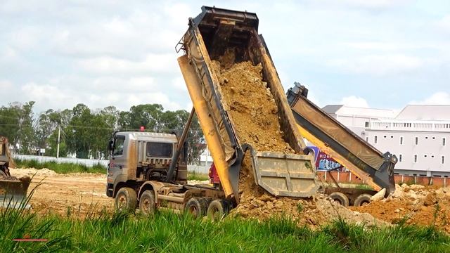 Great Safety Truck Dumper Out Soils Spread Operating Komatsu Dozer Pushing смотреть онлайн