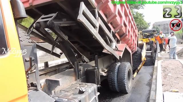 Asphalt Paver Tandem Tire Roller and Dump Truck Working смотреть онлайн