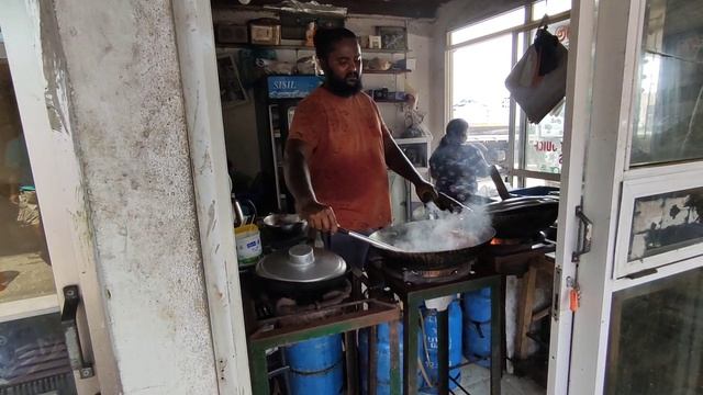 ПРИГОТОВЛЕНИЕ РЫБЫ И КРЕВЕТОК НА РЫНКЕ ХИККАДУВА смотреть онлайн