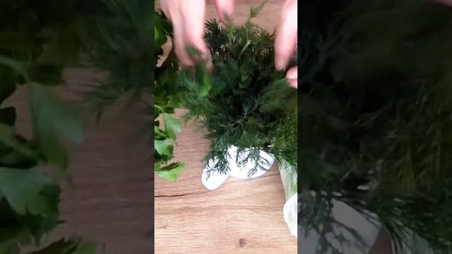 Лайфхак как сохранить зелень свежей!🍀 смотреть онлайн