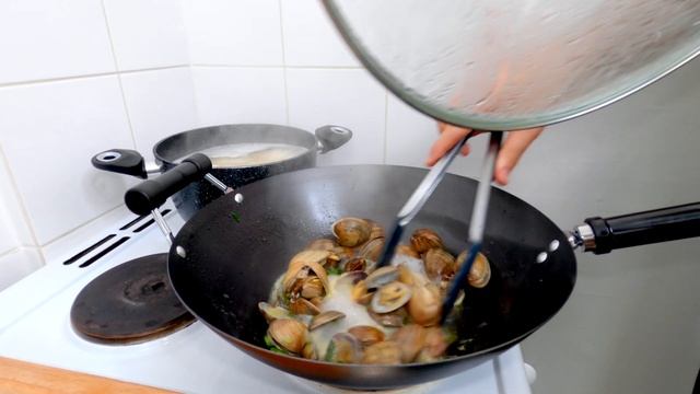 ☀️ SPAGHETTI ALLE VONGOLE portami al mare | Primi Piatti | #LeoChef 🌊 смотреть онлайн