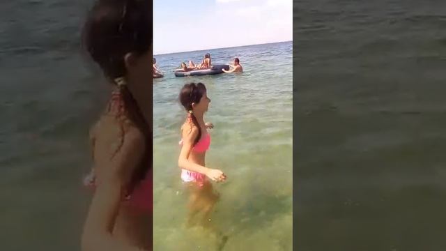 Делаю сальто на море 😨😨. Показиваю разние движения. смотреть онлайн