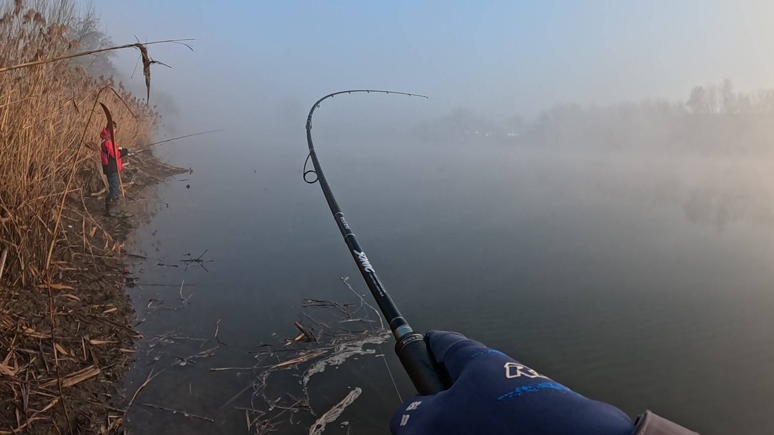 ЗАКИНУЛ в ТУМАН СРАЗУ УДАР Рыбалка на спиннинг Ловля судака весной смотреть онлайн