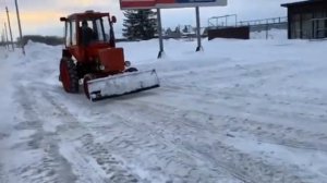 Трактор Т-25 с ножом для снега и ковшом