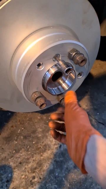BMW E60/E61 Brake disc install with runout checked and in spec. ATE rotor on FAG hub = no judder смотреть онлайн