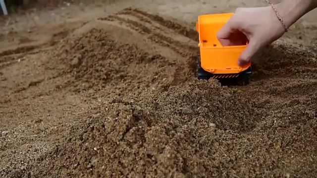 Машинки игрушки, Мультик про машинки, Машинки игрушки, болота и строим бассейн. смотреть онлайн