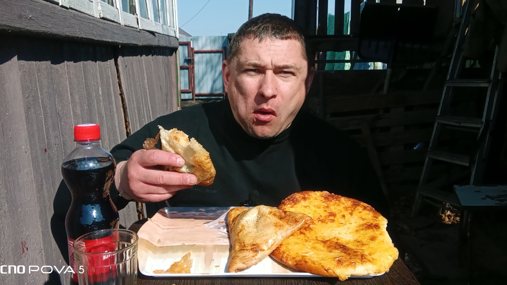 мукбанг/обжор/перекус на свежем воздухе Чебурек с говядиной,самса с курицей,сырная лепёшка/ смотреть онлайн