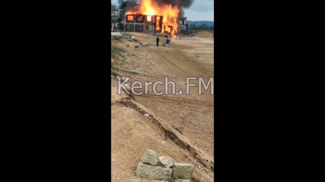 В Курортном сгорело нежилое здание на берегу моря смотреть онлайн