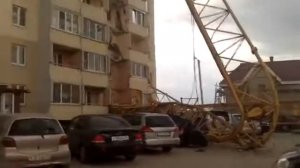 На жилой дом упал башенный кран
