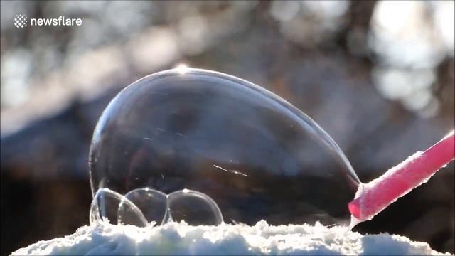 Мыльный пузырь на морозе превращается в ледяную сферу смотреть онлайн