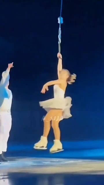 На одной руке! Алена Косторная летает над ледовой ареной! смотреть онлайн