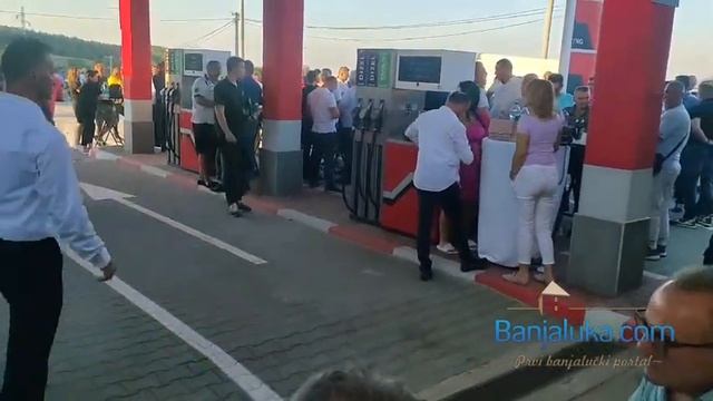 Sveštenici i član Predsjedništva BiH otvorili benzinsku pumpu смотреть онлайн