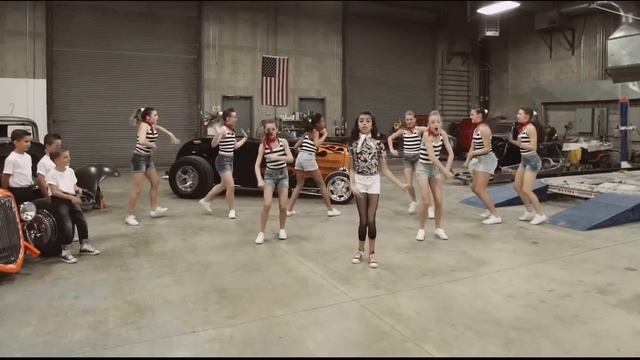 Uptown Funk - Mark Ronson Ft. Bruno Mars [ Ashlund Jade Cover]