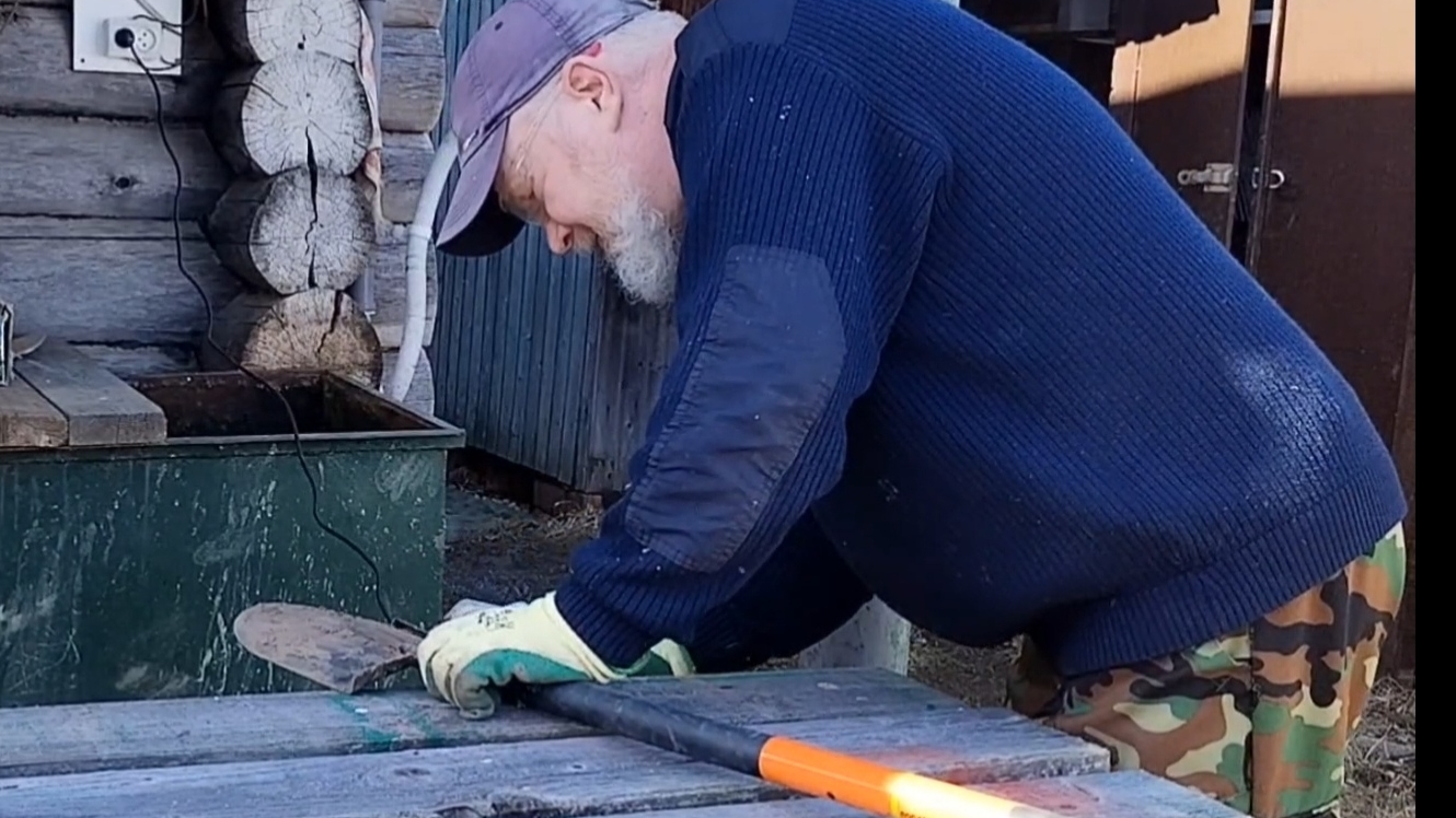 Пересаживаем розу. В земле ещё лед. Затачиваем новую лопату. смотреть онлайн