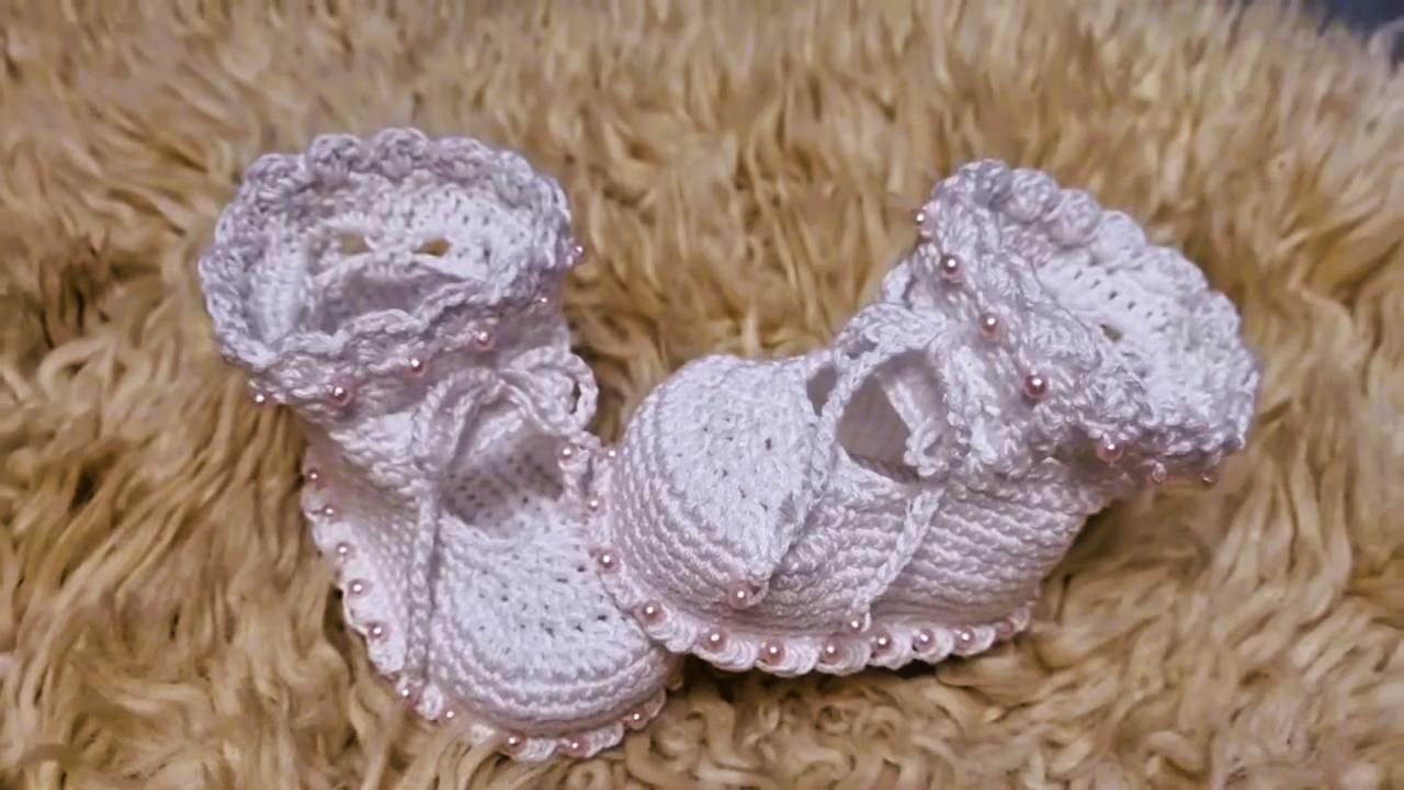 Вяжем вместе детские пинетки крючком  Подробный МК