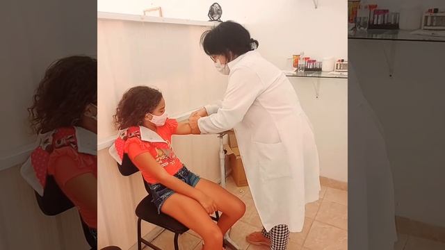 Parte 2 eu indo tirar sangue gente eu desmaiei porque vi sangue todo mundo ficou preocupado смотреть онлайн