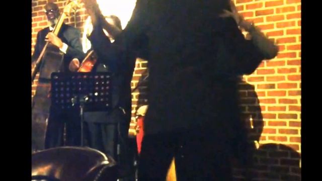 Певец Chino Pons пригласил зрительницу на сальсу(The Roxy Hotel,New York, Nov 2016)