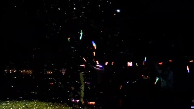 Конфетти во время танцев. Дискотека под конфетти дождем. 8 (921) 406-84-88 смотреть онлайн