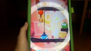 Играю в игру Cut the rope 2 (Ам ням). Пройденные уровни (120-136) и заработал медали.