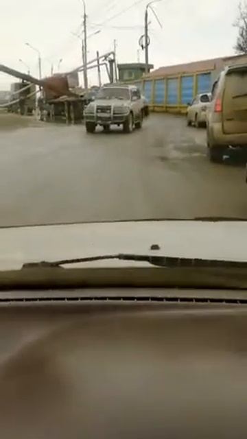 Большегруз порвал теплотрассу в Корсакове смотреть онлайн