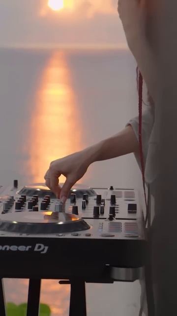 Kristen Kroft playing on the Fortress! смотреть онлайн