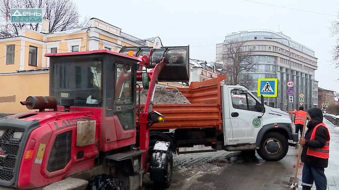 Последствия снегопада ликвидируют в Нижнем Новгороде дорожные и коммунальные службы города смотреть онлайн