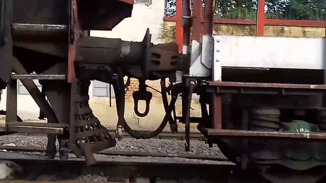 Daliganj junction,The wheels of locomotive are slipping on the track due to Rust. смотреть онлайн